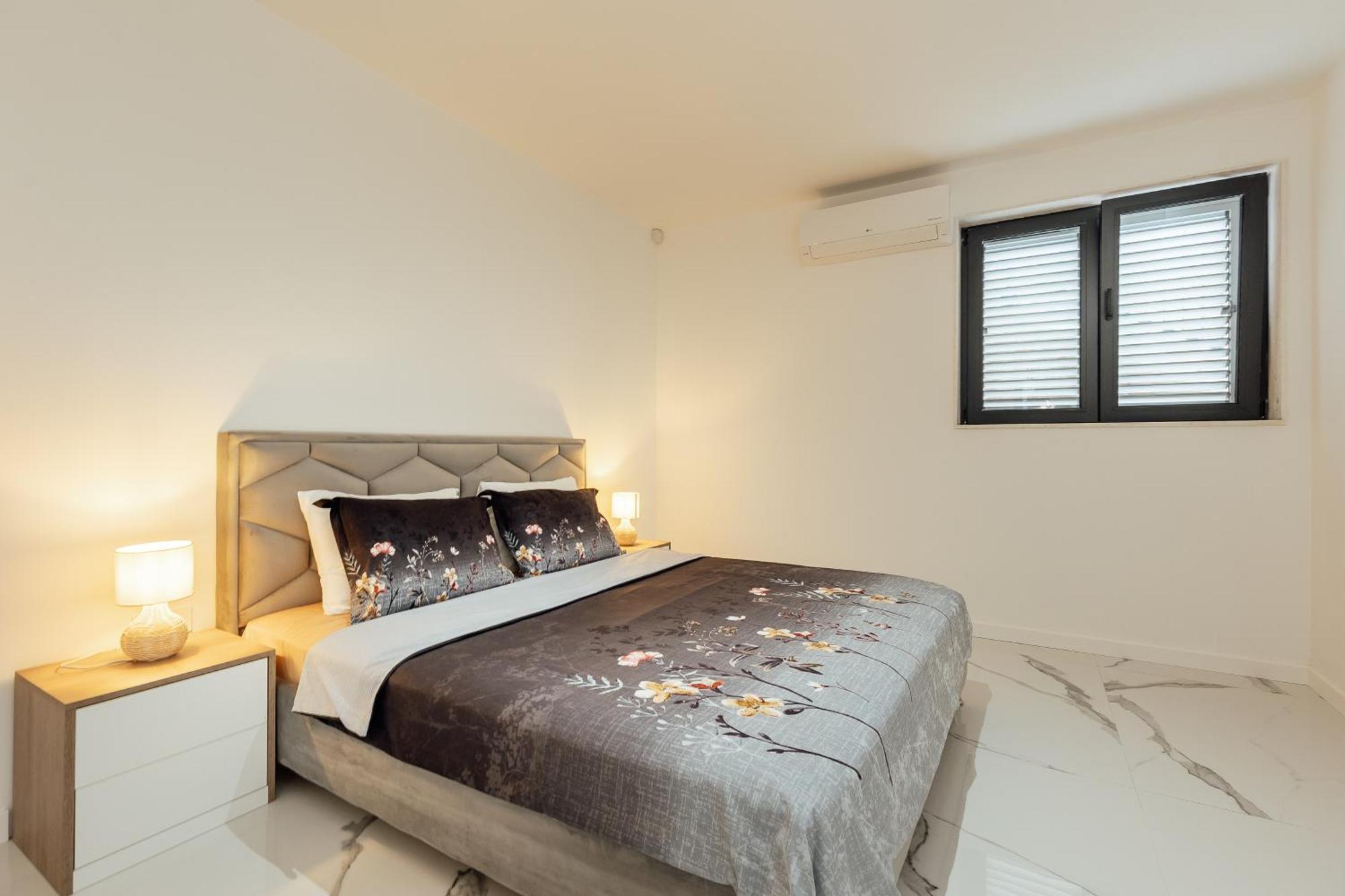Savina Beachfront Oasis Herceg Novi Esterno foto