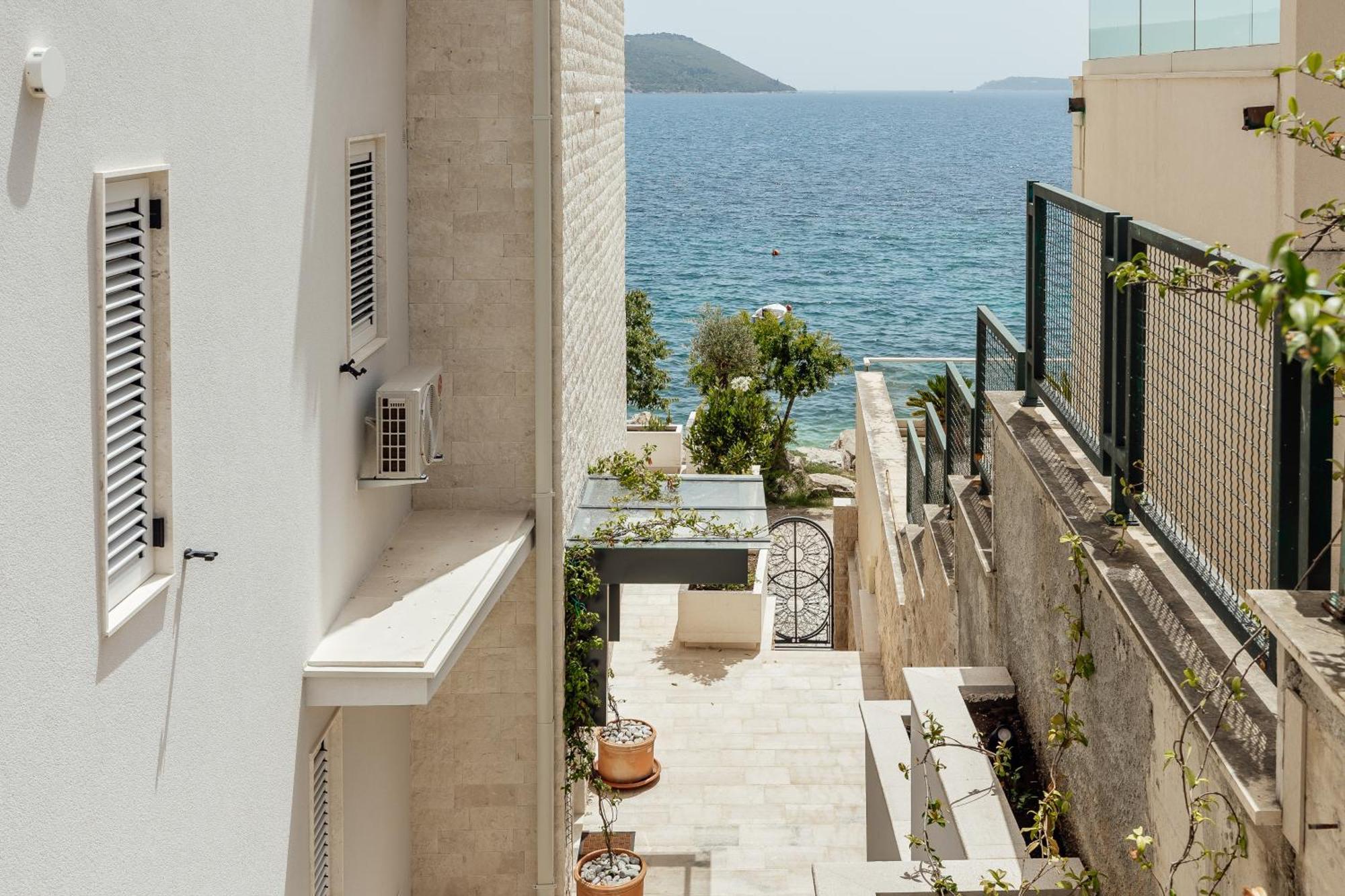 Savina Beachfront Oasis Herceg Novi Esterno foto